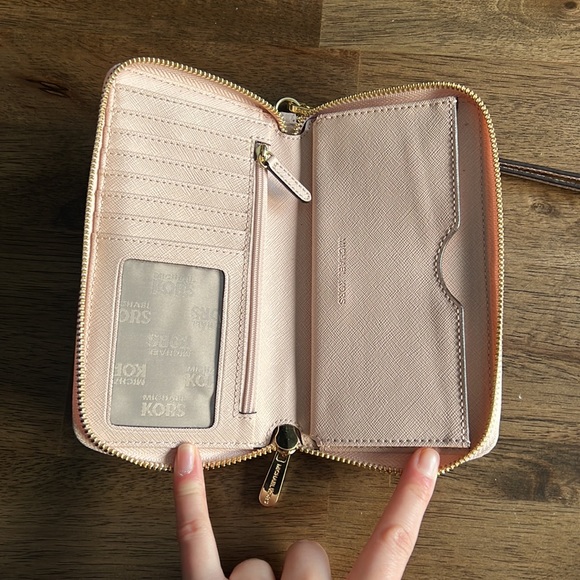 Michael Kors Jet Set Travel Large Flat Phone Wristlet - Picture 2 of 3